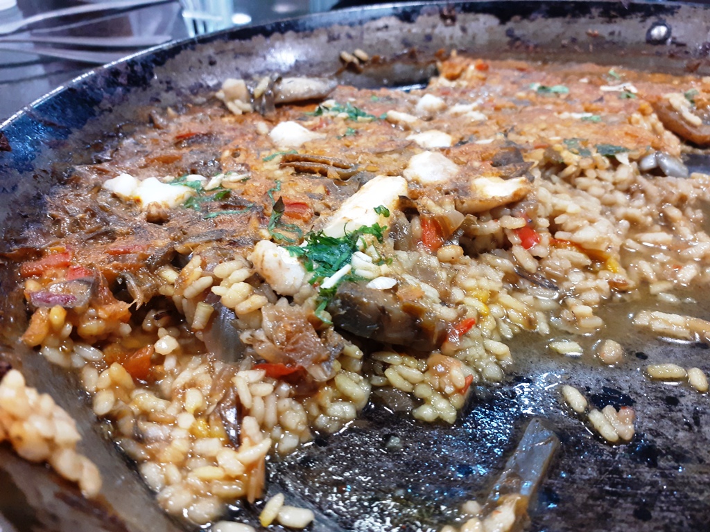 Paella de alcachofas y bacalao