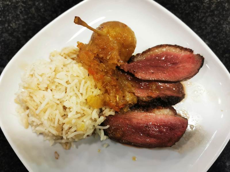 Magret de pato con chutney de peras