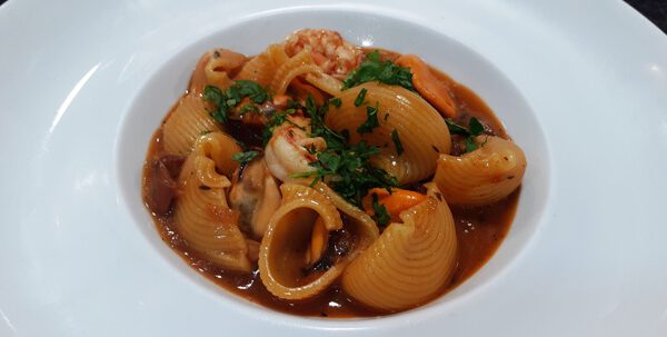 Receta de macarrones con gambas y mejillones