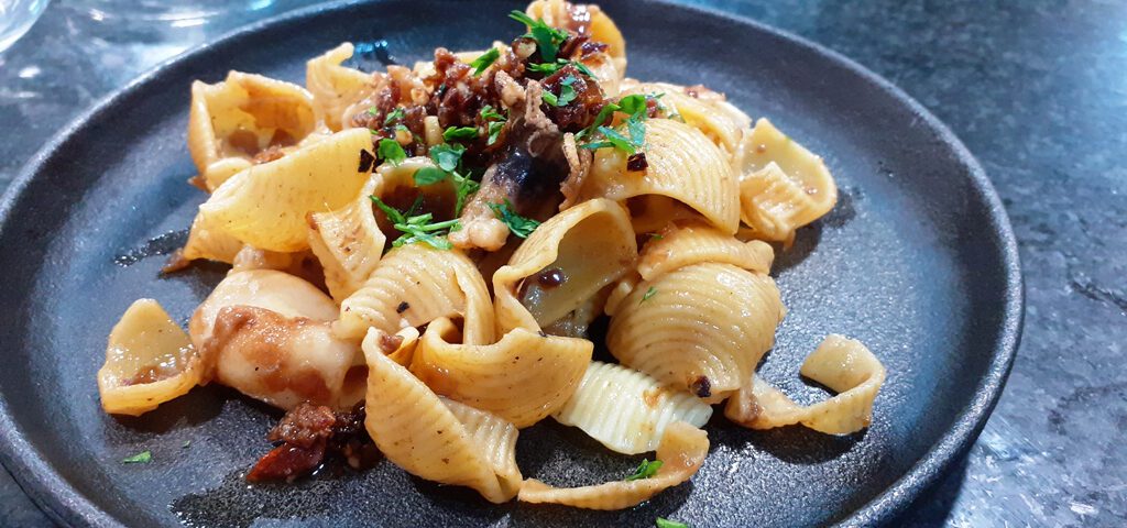 Receta de pasta con butifarra y mantequilla de anchoas