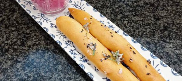 Receta de hummus de remolacha con bastones de pan