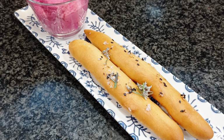 Receta de hummus de remolacha con bastones de pan