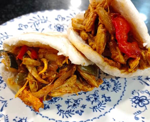 Pan de pita con pollo especiado