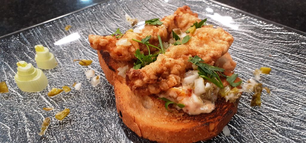 Tosta de secreto y salsa de queso