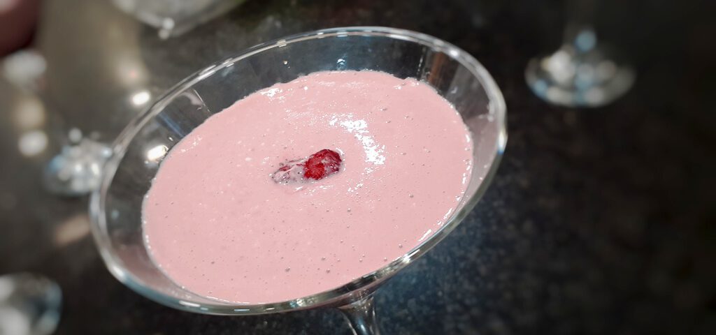 Receta de crema de albahaca con frutas rojas