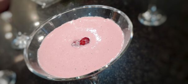 Receta de crema de albahaca con frutas rojas