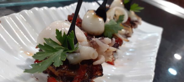 Receta de tosta de sepia con pate de pimientos