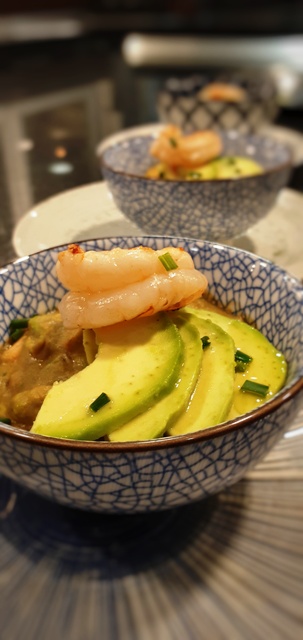 Aguacate con salmón y gambas