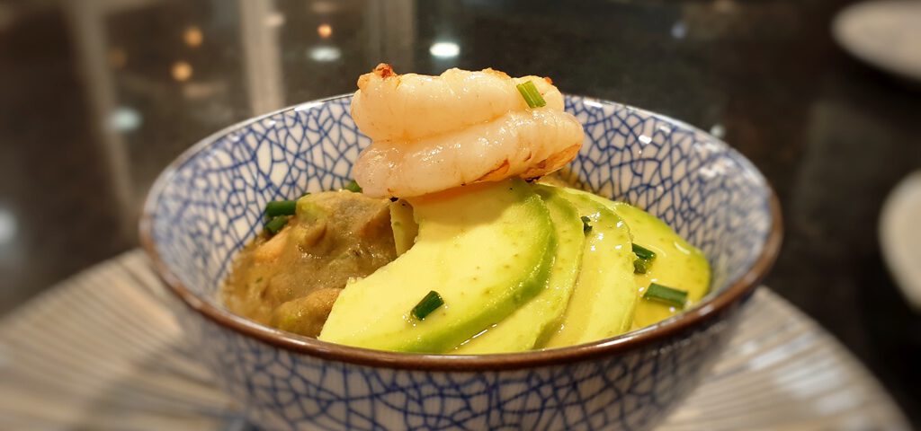 Receta de aguacate con salmón y gambas