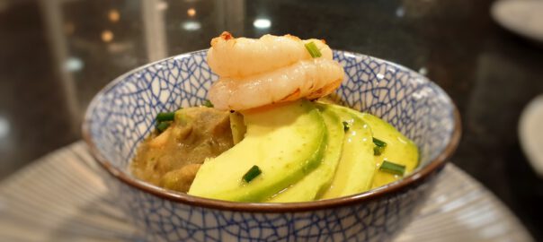 Receta de aguacate con salmón y gambas
