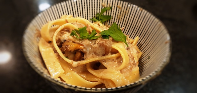 Pasta con setas y confit
