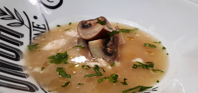 Sopa de pollo y setas