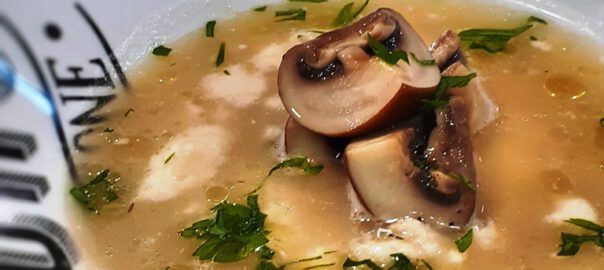 Receta de sopa de pollo con setas y brandada de bacalao