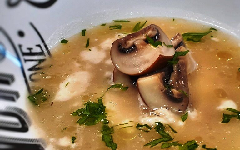 Receta de sopa de pollo con setas y brandada de bacalao
