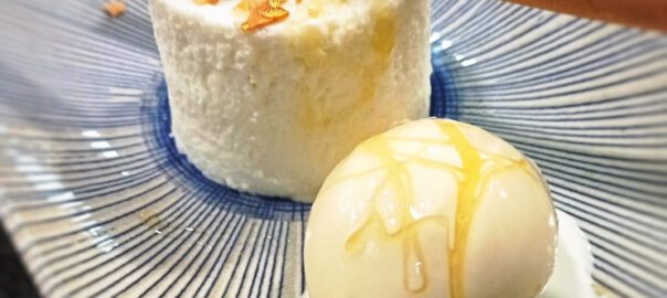 Receta de esponjoso de queso con helado de miel