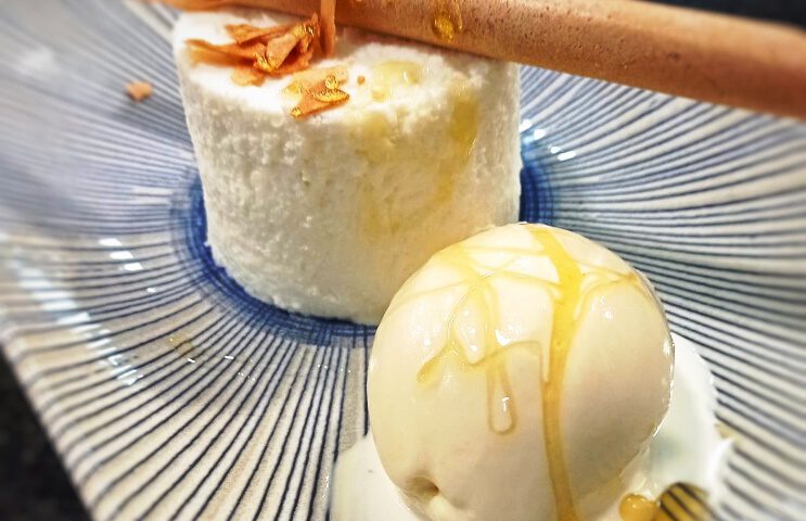Receta de esponjoso de queso con helado de miel