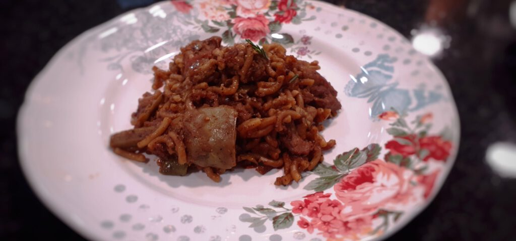 Receta de fideos con butifarra y alcachofas
