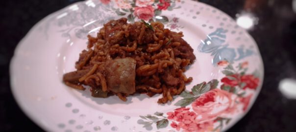 Receta de fideos con butifarra y alcachofas