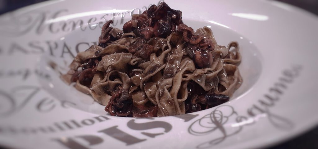 Receta de pasta y pulpitos en su tinta