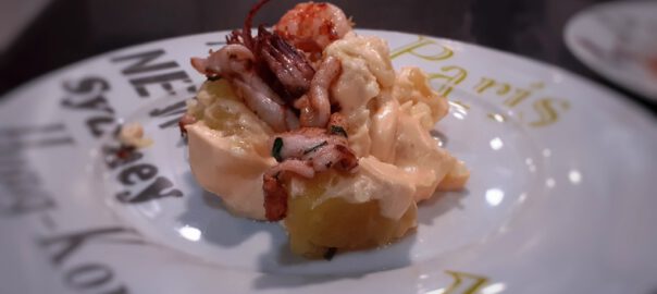 Receta de patatas con calamares al ajillo