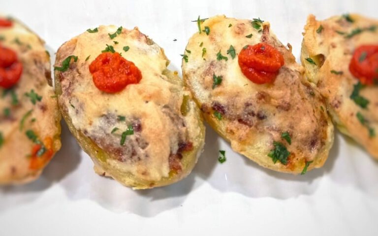 Receta de patatas rellenas de carne con salsa brava