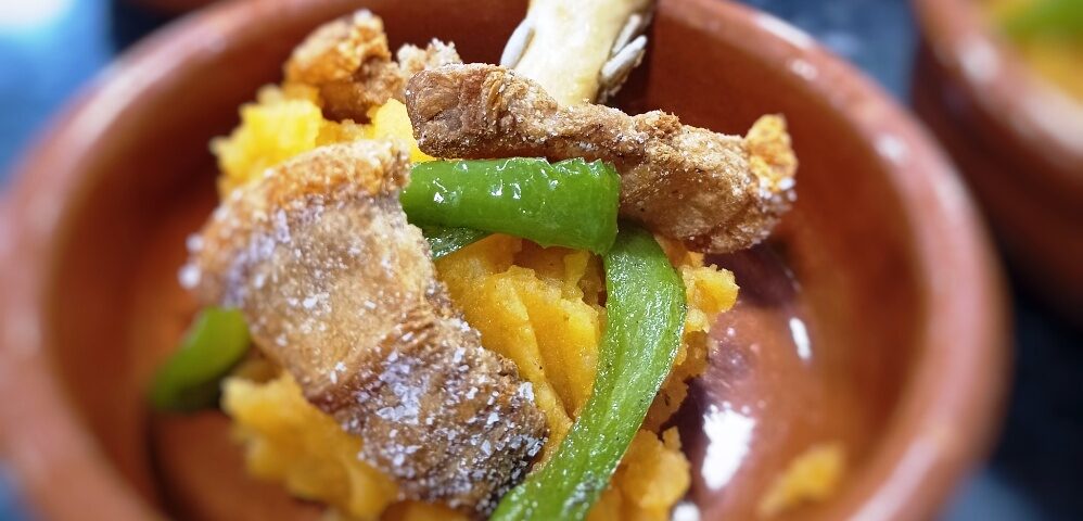 Receta de patatas revolconas con torreznos