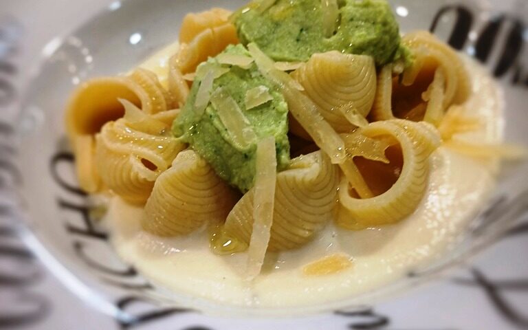 Receta de pasta cremoso de nabo y puré de broquil