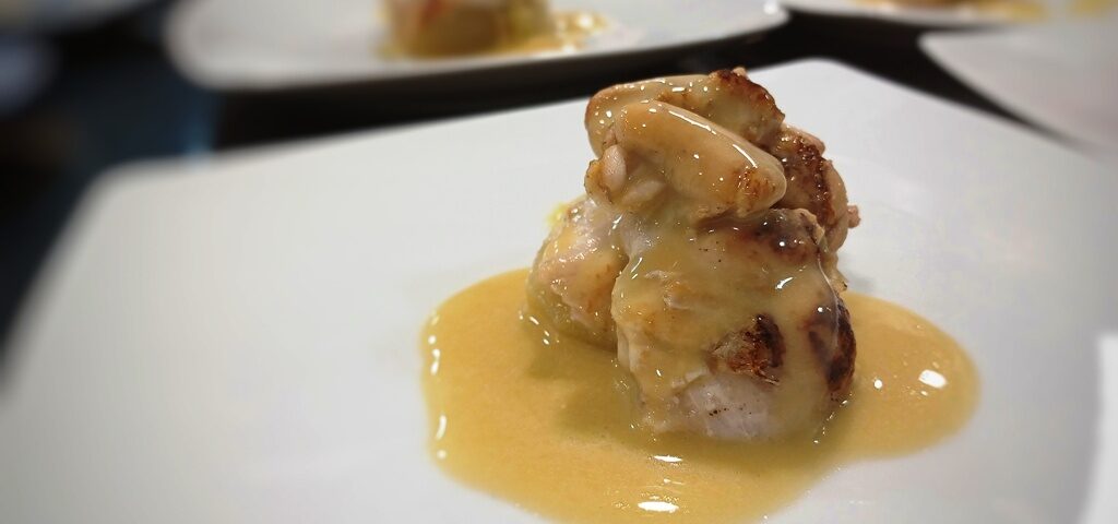 Receta de conejo confitado con salsa de aceitunas