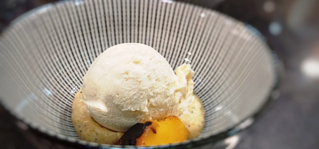 Receta de helado brioche con melocotón asado